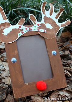 Christmas craft, reindeer picture frame Handprint Reindeer, Craft Frame, Reindeer Handprint, Juleverksted For Barn, Reindeer Craft, Christmas School, Preschool Christmas, Daycare Crafts, Noel Christmas