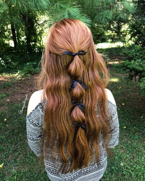 Cute Braids For Sports, Bubble Braid With Bows, Bubble Braids With Bows, Unique Half Up Half Down Hairstyles, Bubble Braid Hairstyles Half Up, Hairstyles With Ribbon Braided, Kylie Hairstyles, Bubble Braid Half Up Half Down, Hair Styles Half Up Half Down