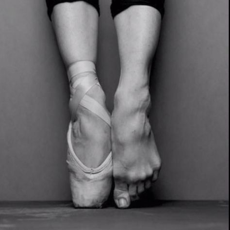 Inside a pointe shoe Ballerina En Pointe, Contemporary Ballet, Ballet Pointe Shoes, Ballet Teacher, So You Think You Can Dance, Dance Like No One Is Watching, City Ballet, Professional Dancers, Pointe Shoes