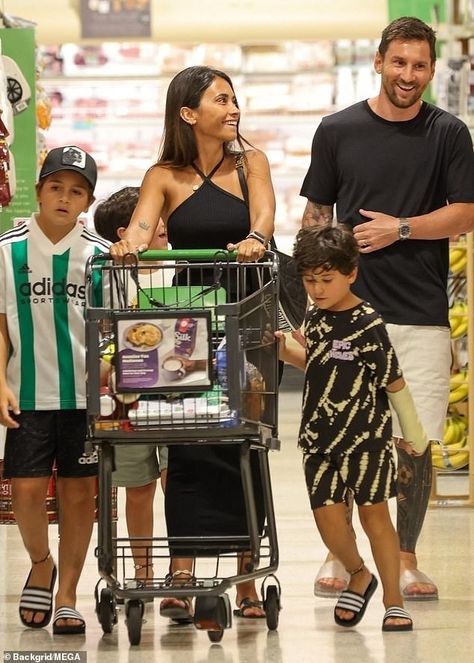 Messi Y Antonella, Lionel Messi Wife, Messi And Wife, Messi News, Lionel Messi Family, Messi Pictures, Antonella Roccuzzo, Moving To Miami, Mexican Outfit