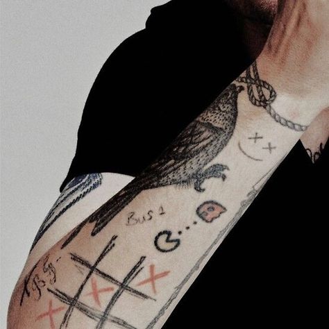 Louis Tomlinson Details Smile Face Tattoo, Louis Tomlinson Tattoos, 1d Tattoos, Smiley Face Tattoo, Smile Tattoo, Saved Tattoo, Tattoo Name, Omerta Tattoo, Tattoo Parlors