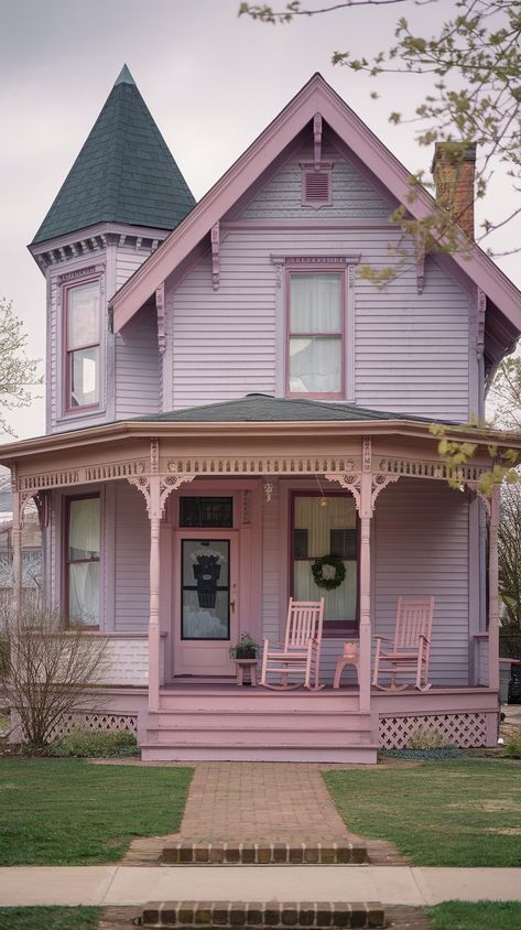 A Beautiful 𝐕𝐢𝐜𝐭𝐨𝐫𝐢𝐚𝐧 𝐇𝐨𝐮𝐬𝐞💕💕💕 Back Of Victorian House, House Designs Exterior Victorian, Small Victorian Home Exterior, Old Victorian Homes Exterior, Victorian Cottage Exterior, Southern Victorian Homes, Small Victorian Homes, Ceramics House, Beautiful Victorian House