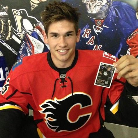 Sean Monahan (Canada ice hockey) Hockey Team Photos, Sean Monahan, Hockey Cup, Pro Hockey Players, Hockey Hair, Surfer Guys, Philadelphia Flyers Hockey, Hockey Girlfriend, Boys Hockey