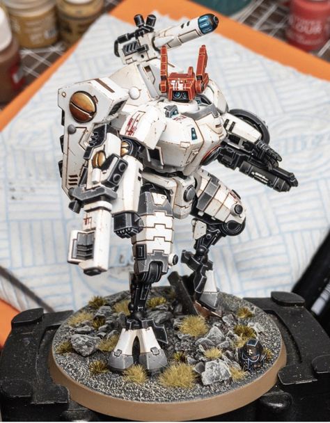 Tau Commander, Tau Battlesuit, Tabletop Painting, Tau Army, Tau Warhammer, 40k Armies, Tau Empire, Acrylic Art Projects, Warhammer Paint