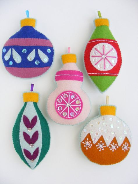 Felt PDF Sewing Pattern Vintage Baubles Felt Christmas - Etsy Bulgaria Sewn Christmas Ornaments, Felt Ornaments Diy, Diy Felt Christmas Ornaments, Retro Christmas Decorations, Felt Ornaments Patterns, Sewing Pattern Vintage, Heart Christmas Ornaments, Retro Christmas Tree, Felt Crafts Christmas