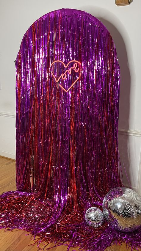 Disco Ball Photo Booth, Disco Theme Photo Booth, Disco Wall Backdrop, Disco Themed Photo Backdrop, Pink Disco Backdrop, Silver Disco Backdrop, 2000s Prom, Ballon Business, Purple Tinsel Backdrop