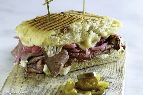 Make a delicious Panera Bread Steak & White Cheddar Panini at home with this easy copycat recipe. Copycat Panera Bread, Panini Recipe, Breaded Steak, Copycat Panera, Panini Recipes, Roast Beef Sandwiches, Dinner Sandwiches, Ciabatta Bread, Horseradish Sauce