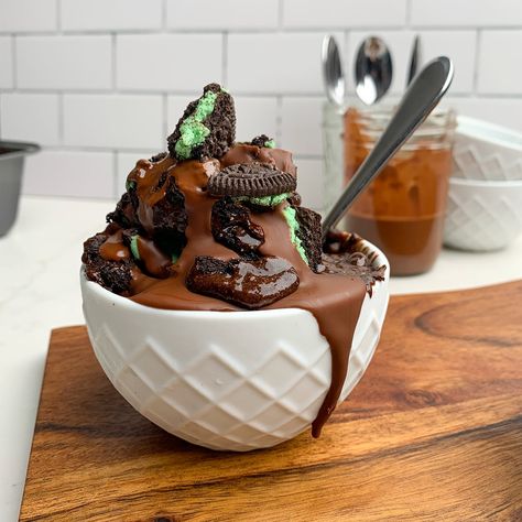 Chocolate Shell is a 2-ingredient ice cream topping you make in the microwave that turns melted chocolate into a shell right before your eyes. Magic Shell, Banana Nice Cream, Dairy Free Treats, Mint Oreo, Mint Chocolate Chip, Chocolate Chip Ice Cream, Chocolate Shells, Soft Serve Ice Cream, Ice Cream Toppings