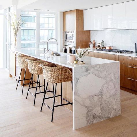 Love the light coloured wicker bar stools in this modern kitchen. They work well with the timber cabinets. Modern Köksdesign, Design Interior Modern, Model Dapur, Interior Dapur, Desain Pantry, Kabinet Dapur, Classic Kitchen, Coastal Kitchen, Interior Modern