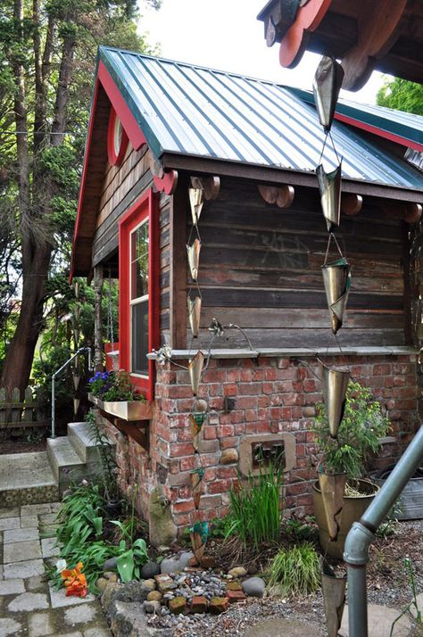 portland cottages Micro Homes, Backyard Cottage, Small Ideas, Tiny Cabins, Potting Sheds, Ideas Hogar, Tree Houses, Tiny Spaces, Historic District