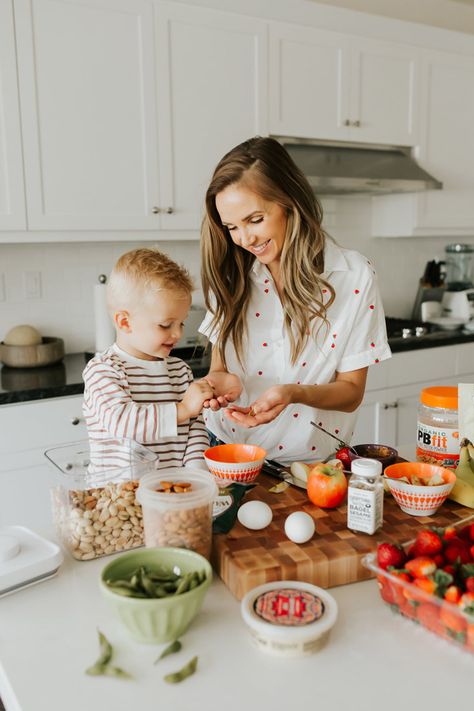 As you guys know, I've been making a lot of health changes in the last year. But the hardest part has been getting my family on board. I'm sure you mamas can relate -- my kids are like most...chicken nuggets and fruit snacks FOR LYFE. But these fourteen snacks are ones that my entire family loves and will eat without complaint! Mom And Daughter Cooking Aesthetic, Healthy Family Photos, Family Meal Photography, Healthy Family Lifestyle, Easy Healthy Snacks, Merricks Art, Mommy And Son, Family Eating, Healthy Snacks Easy