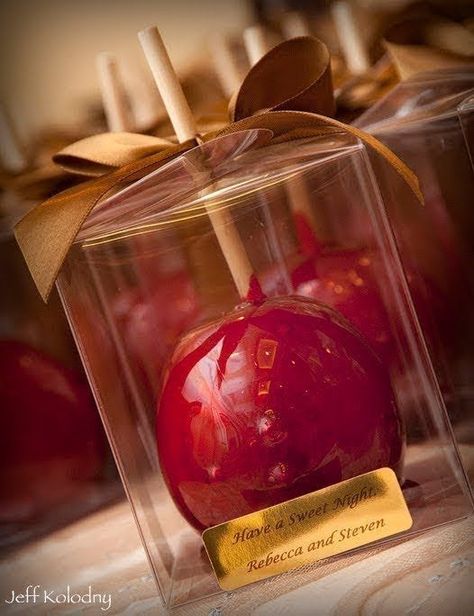 Candy Apple Bar Wedding, Toffee Apple Wedding Favours, Apple Theme Wedding, Candy Apple Wedding Favors, Candy Apple Party Favors, Snow White Bridal Shower Ideas, Snow White Themed Wedding, Disney Wedding Food, Snow White Quinceanera Theme