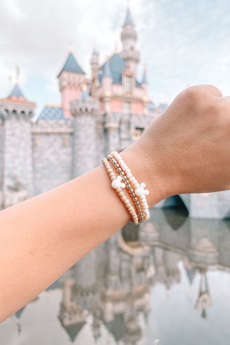 Beige and tan neutral Mickey bracelets Yucaipa California, Beaded Bracelet Diy, Stackable Beaded Bracelets, Pony Bead Bracelets, Preppy Bracelets, Disney Bracelet, Bracelet Craft Diy, Bracelet Minimalist, Clay Bracelet