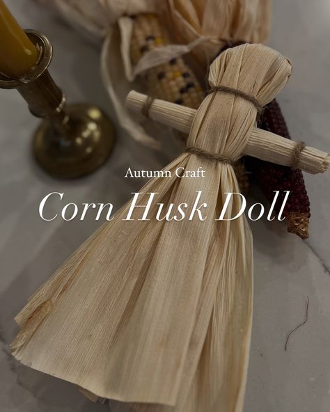 Autumn craft 🌽 Corn Husk Dolls 🌽 Originally crafted by American Indians for their children, and later adopted by pioneers, the corn husk doll has been a fall favorite toy for hundreds of years. Supplies: •dried corn husks •string/twine •beeswax crayons •scissors *optional: black marker, yarn, corn tassel Step 1: Soak the corn husks in warm water Step 2: Lat out 4-6 husks on top of each other Step 3: Tie the tops together Step 4: Peel the pieces back so the top is covered Step 5... Diy Corn Husk Dolls, Corn Husk Bats Diy, Native American Corn Husk Dolls, Corn Husk Crafts Baskets, Corn Husk Weaving, Beeswax Crayons, American Corn, Corn Husk Crafts, Corn Husks