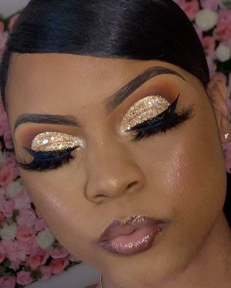 Jarry💕 on Instagram: “❤️Classic gold cut crease❤️ May Calendar is now open! Ty for the wait & Happy booking you guys! #hairbeautydirectory #silvercutcrease…” Gold Cut Crease Makeup, Gold Cut Crease, May Calendar, Birthday Makeup Looks, Crease Makeup, Face Beat Makeup, Makeup Icons, Cut Crease Makeup, Birthday Makeup