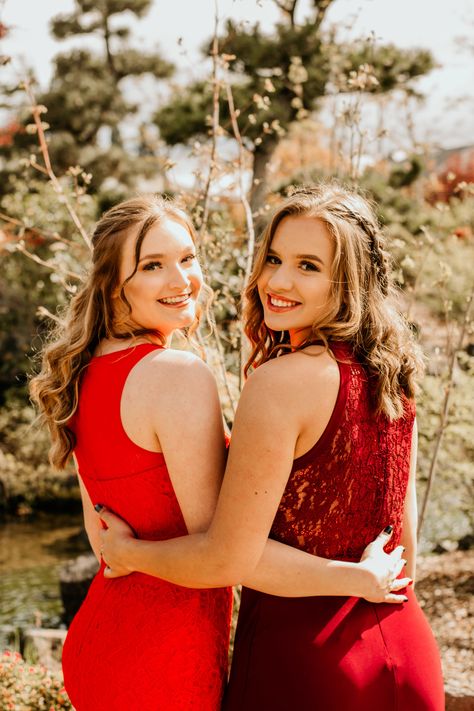 Prom Photoshoot Best Friends, Prom Photoshoot Girlfriends, Sisters Prom Pictures, Prom Pictures Girlfriends, Prom Picture Poses Best Friends, Prom Photos Individual, Prom Picture Friends, Individual Prom Poses Ideas, Prom Poses For Two Friends