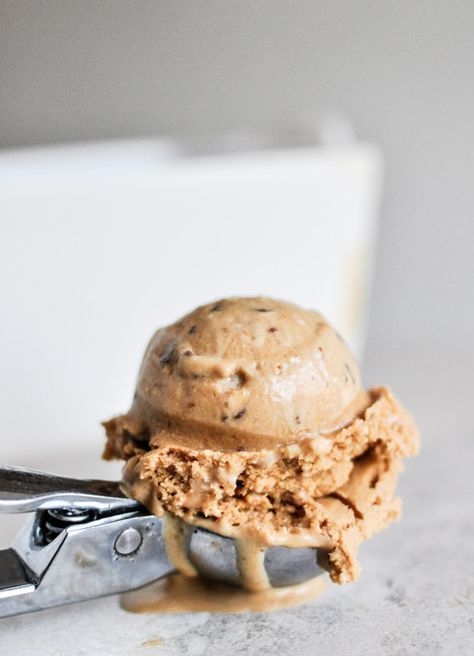 Burnt Caramel Bourbon Ice Cream with Milk Chocolate Toffee | howsweeteats.com Caramel Bourbon, Bourbon Ice Cream, Toffee Ice Cream, Scoop Of Ice Cream, Caramel Ice Cream, Chocolate Toffee, Ice Cream Popsicles, Ice Ice Baby, Köstliche Desserts