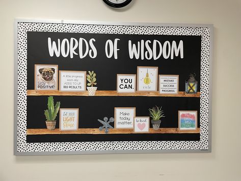 High School Bulletin Boards, Teaching Classroom Decor, Classroom Makeover, Teachers Lounge, Elementary Classroom Decor, School Social Work, 4th Grade Classroom, High School Classroom, Middle School Classroom