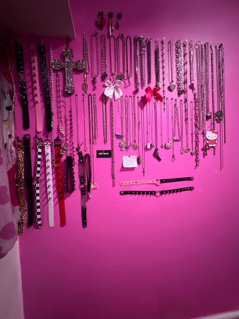 Trashy Mcbling Room, Trashy Y2k Room Ideas, Mcbling Belts, Mcbling Apartment, Y2k Mcbling Room, Mcbling Room Decor, Mc Bling Room, Mcbling Room Ideas, Mcbling Diy