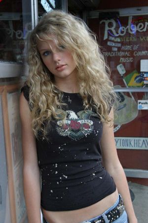 Taylor Swift Debut Era Photoshoot, 2006 Aesthetic, Taylor Swift Debut Era, Taylor Swift Debut Album, Taylor Swift 2006, Young Taylor Swift, Taylor Swift Debut, Taylor Swift Photoshoot, About Taylor Swift