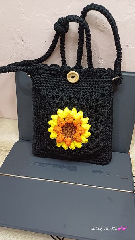 Sunflower Crochet Bag, Square Crochet Bag, Crochet Keychain Pattern, Crochet Bag Pattern Free, Crochet Handbags Patterns, Crochet Granny Square, Handbag Pattern, Crochet Bags Purses, Square Crochet