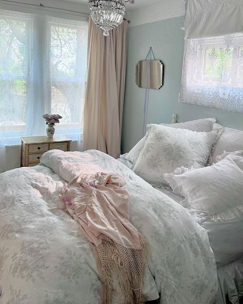 Shabby Chic Coastal Decor, Sunday Morning Aesthetic, Chic Coastal Decor, Soft Girl Room, Parents Aesthetic, Girl Room Makeover, Romantic Bedding, Shabby Chic Coastal, Shabby Chic Aesthetic