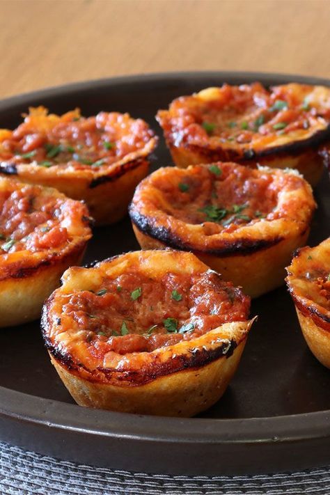 Easy Suppers, Chicago Deep Dish, Chicago Deep Dish Pizza, Pizza Muffins, Scrumptious Food, Savory Pies, Mini Pizzas, Muffin Tin Recipes, Pizza Ingredients