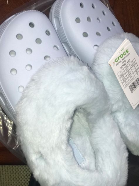 White Fluffy Crocs, Forever Crush Crocs, Crocs Fluffy Inside, Mammoth Crocs Outfit, White Crocs With Fur, Crocs With Fur Inside, Mammoth Crocs, Fluffy Crocs, Fur Crocs