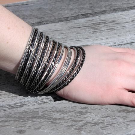 Stylish Bangles Fashion, Metal Bangles Silver, Black Bangles Indian, Oxidised Bangles Set, Black Bangles Aesthetic, Black Bangles Set, Black Metal Bangles, Hand Bangles, Oxidised Bangles