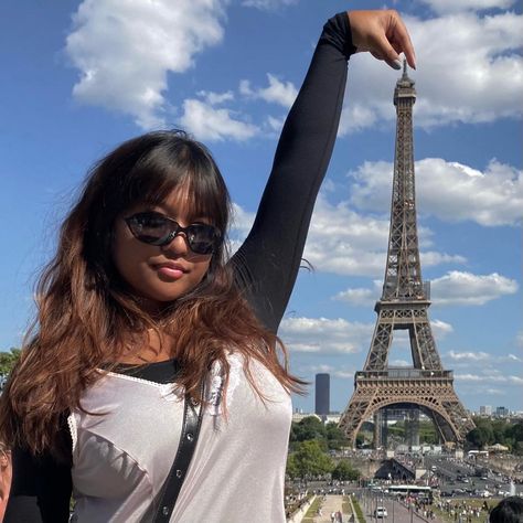 Eiffel Tower Outfits, Eiffel Tower Poses, Eiffel Tower Outfit, Eiffel Tower Aesthetic, Tower Aesthetic, Paris Instagram Pictures, Paris Tourist, Paris Tower, Slip Dress Outfit