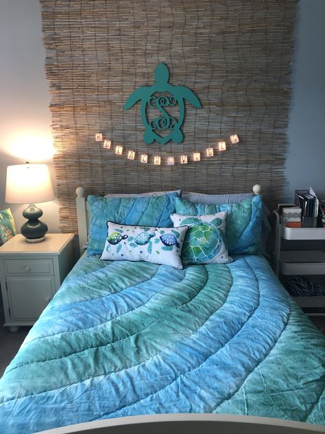 Ocean Teenage Bedroom, Outerbanks Aesthetic Bedroom, Ocean Themed Bed, Summer Themed Bedroom, Simple Beach Bedroom Ideas, Turtle Room Ideas, Beach Theme Bedroom For Teens, Girls Ocean Themed Bedroom, Ocean Themed Bedroom Aesthetic