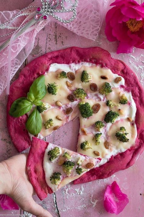 Pizza Roses, Beetroot Juice Recipe, Pink Party Foods, Pink Pizza, Dried Raisins, Beetroot Juice, Cute Pizza, Classic Pizza, Dark Kitchen