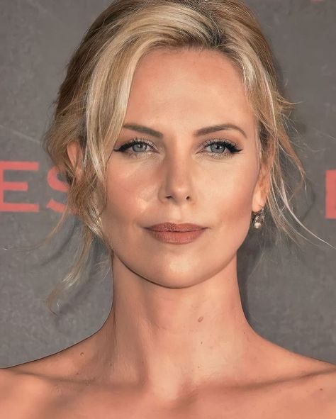 Charlize Theron on Instagram: “beautiful 😍 😍Double tap for @charlizetherxn 🥰 Follow @charlizetherxn Follow @charlizetherxn Follow @charlizetherxn Follow…” Charlize Theron, Margot Robbie, Kristen Stewart, Double Tap, Blonde Hair, Tap, Most Beautiful, Hollywood, Blonde