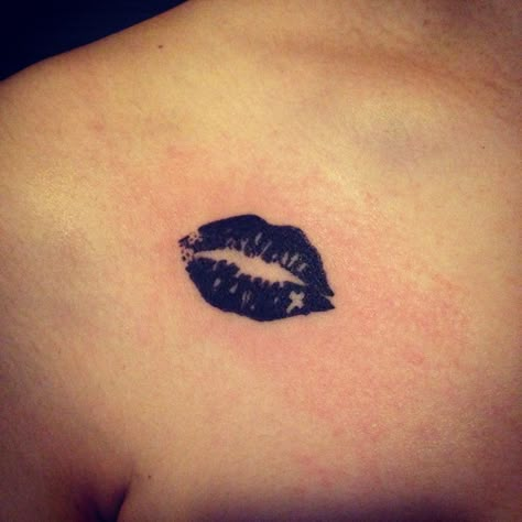 Black Lip Tattoo, Black Kiss Tattoo, Black Lips Tattoo, Kiss Mark Tattoo Black, Kiss Lips Tattoo On Hip, Lips Tattoo Ideas Kisses, Lip Tattoo Ideas Kisses, Kiss Lips Tattoo, Kiss Mark Tattoo