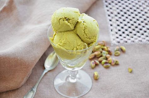 Gelato al pistacchio Homemade Hobnobs, White Chocolate Ice Cream, Coffee And Walnut Cake, Three Ingredient Recipes, Healthy Ice Cream Recipes, Oreo Ice Cream, Pistachio Ice Cream, Eggless Recipes, Ice Cream Base