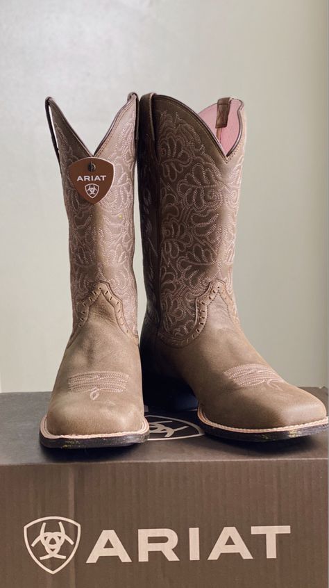 Ariat Boots For Women, Woman’s Cowboy Boots, Ariat Boots Women's Outfit, Boots Vaqueras, Ariat Boots Women's, Cowgirl Boots Cute, Cowgirl Boots Short, Boots For Women Cowboy, Vaquera Boots