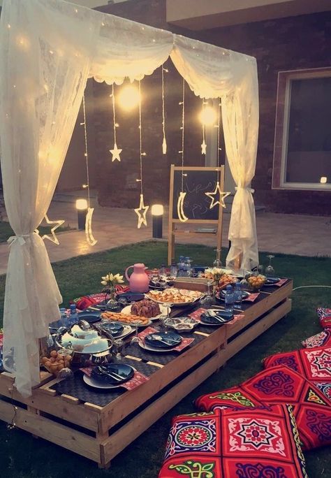 Ramadan Table Decor, Muslim Prayer Room Ideas, Iftar Party, Ramadan Kids, Ramadan Kareem Decoration, Ramadan Activities, Picnic Decorations, Eid Party, Ramadan Decoration