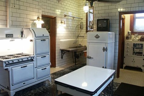 magic chef Retro Remodel, 1930s Kitchen, Historic Kitchen, Kitchen Chimney, Old Stove, Retro Kitchens, Vintage Stoves, Victorian Kitchen, Vintage Appliances