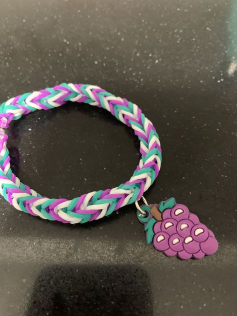 Cute Rubber Band Bracelet Color Ideas, Preppy Rainbow Loom Bracelets, Preppy Rubber Band Bracelets, Rainbow Loom Color Ideas, Loom Bands Aesthetic, Rubber Band Bracelet Color Ideas, Rainbow Loom Bracelets Color Ideas, Rubber Band Bracelet Ideas, Rainbowloom Ideas