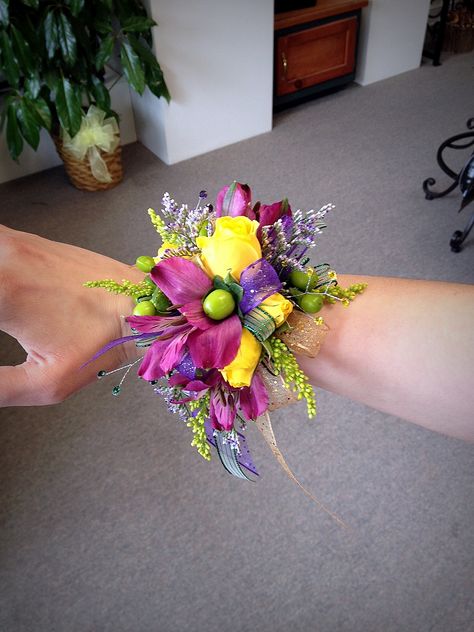 Mardi Gras themed corsage! rainbowsendfloral.com Mardi Grad, Prom Flowers Corsage, Corsage Ideas, Prom Corsages, Sadie Hawkins, Corsage Prom, Prom Flowers, Floral Arrangements Diy, Flower Corsage