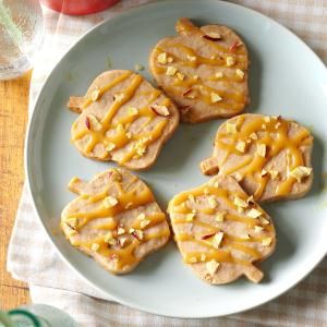 Caramel-Apple Shortbread Cookies Recipe -There is nothing like seeing my friends almost melt to the floor when they bite into something I made. These cookies never fail to elicit oohs and aahs. —Amber Taylor, Lenoir City, Tennessee Apple Shortbread, Pumpkin Chip, Fall Cookie Recipes, Potluck Desserts, Apple Cookies, Thanksgiving Cookies, Fall Cookies, Spice Cookies, Cookies Recipes