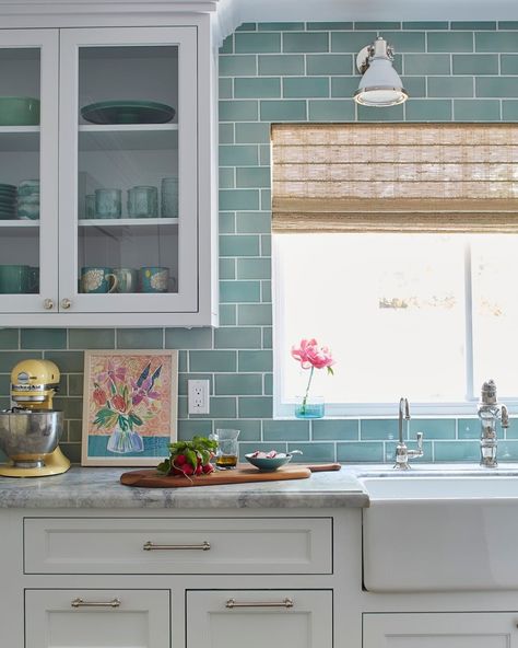 Better Homes & Gardens on Instagram: “What a peaceful space! 😌 Seafoam green subway tile brings an expected (but totally welcome!) splash of color to this otherwise white…” Gorgeous White Kitchen, 80s Kitchen, Farmhouse Kitchen Backsplash, Popular Kitchens, Classic Kitchen, White Cabinetry, Green Tile, Modern Farmhouse Kitchens, Kitchen Tiles Backsplash