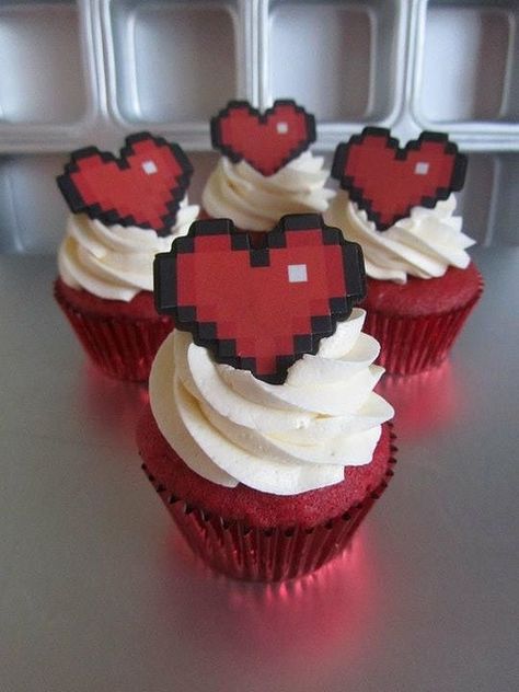 Zelda Heart Container cupcakes! Sweet!    Maybe rather than that whole topper trying to incorporate this heart somewhere in the wedding! Gamer Wedding Cake, Zelda Baby, Zelda Heart, Zelda Cake, Zelda Party, Zelda Wedding, Nerd Wedding, Zelda Birthday, Geek Wedding