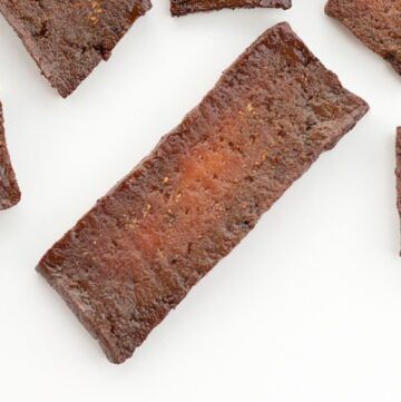 Tofu Appetizers, Tofu Jerky, Panty Storage, Vegetarian Lunches, Meat Sticks, Vegan Jerky, Jerky Recipe, Tofu Recipes Vegan, Potluck Ideas