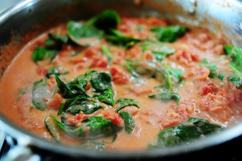 Tomato cream sauce with blue cheese and spinach Blue Cheese Pasta Sauce, Tomato And Spinach Pasta, Cheese Pasta Sauce, Blue Cheese Pasta, Spinach Tomato Pasta, Spinach Pasta Recipes, Spinach Tortellini, Tomato Spinach, Blue Cheese Sauce