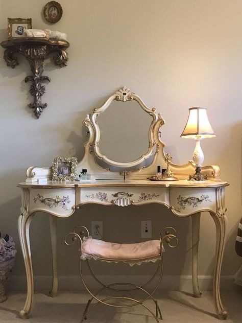 Antique Vanity, Casa Vintage, Room Deco, Palace Hotel, Pretty Room, Dreamy Room, Vintage Room, Dream Room Inspiration, Dream House Interior