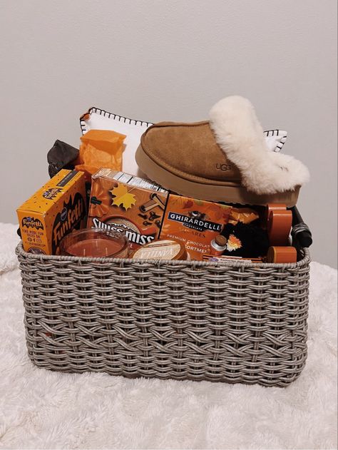 Aesthetic Burr Basket, Fall Birthday Basket Ideas, Boo Basket Fillers, Fall Boo Basket, Fall Boo Basket Ideas, Boo Basket Aesthetic, Boo Basket Cheap, Boo Basket For Girlfriend, Halloween Basket Ideas For Girlfriend