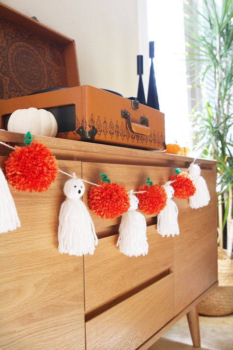 Ghost Garland, Halloween Pumpkin Diy, Dekorasi Halloween, Labu Halloween, Diy Pom Pom, Adornos Halloween, Pom Pom Crafts, Fall Crafts Diy, Halloween Diy Crafts