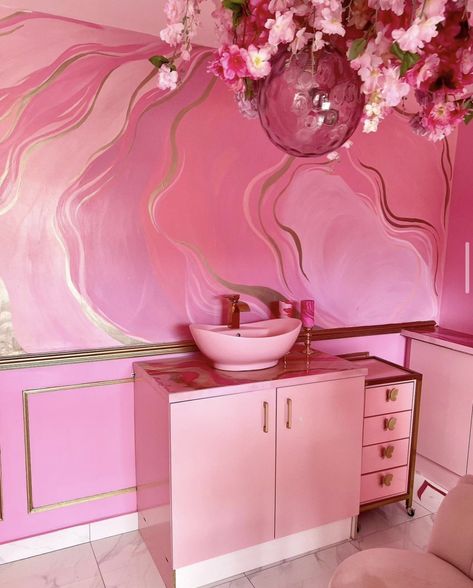 Wax Room Ideas, Mirror Design Ideas, Wax Room, Girly Bathroom Ideas, Waxing Room, Girly Bathroom, Beauty Room Salon, Dream Salon, Beauty Salon Decor