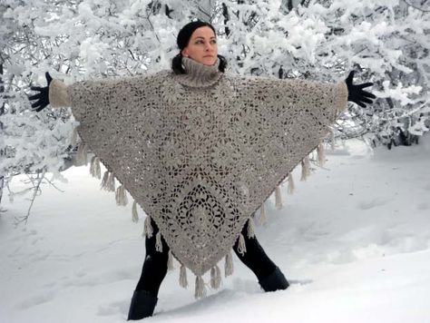 VMSomⒶ KOPPA: VIRKKⒶUSOHJE - isoäidinneliö Poncho Au Crochet, Beau Crochet, شال كروشيه, Poncho Crochet, Womens Poncho, Confection Au Crochet, Mode Crochet, Shawl Crochet, Crochet Shawls And Wraps